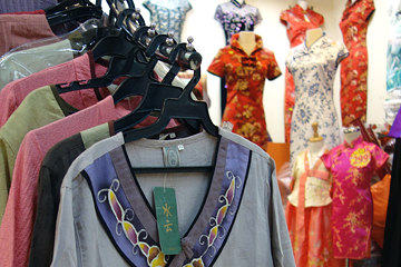 「花布」と呼ばれる色鮮やかな布を使った、客家の伝統工芸品のオーダーもできます。